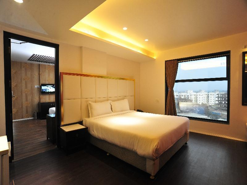 Grand Nakshatra Hotel อานันด์ ภายนอก รูปภาพ