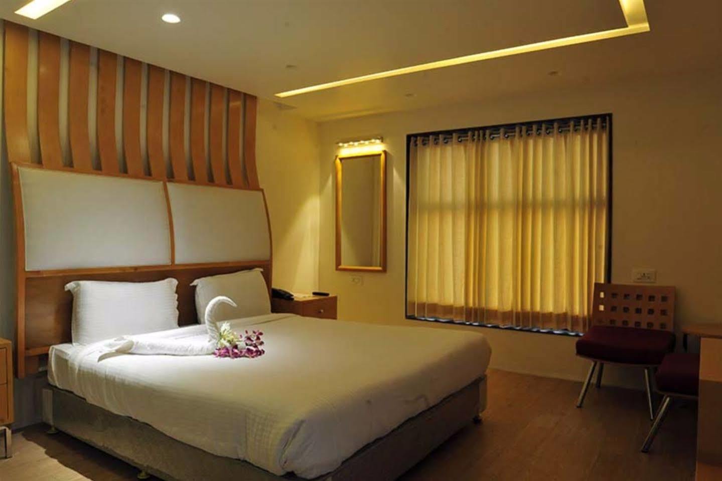 Grand Nakshatra Hotel อานันด์ ภายนอก รูปภาพ